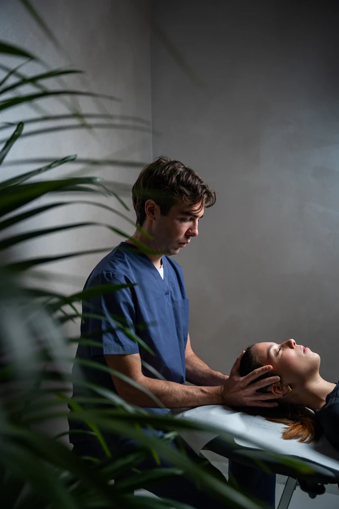 Fisioterapista Chiavari Daniele Carretto durante trattamento terapia manuale ortopedica